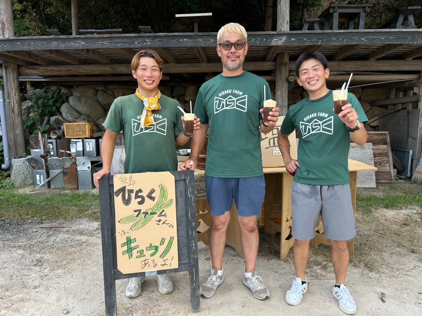 高島拓さん（タク社長・中央）とスタッフ