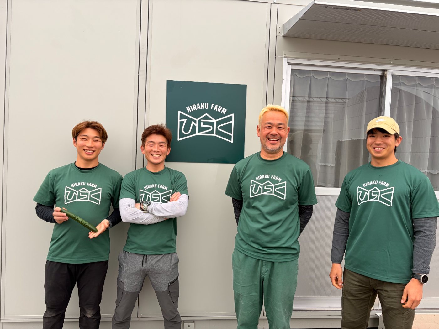 事務所前のひらくファームのチーム